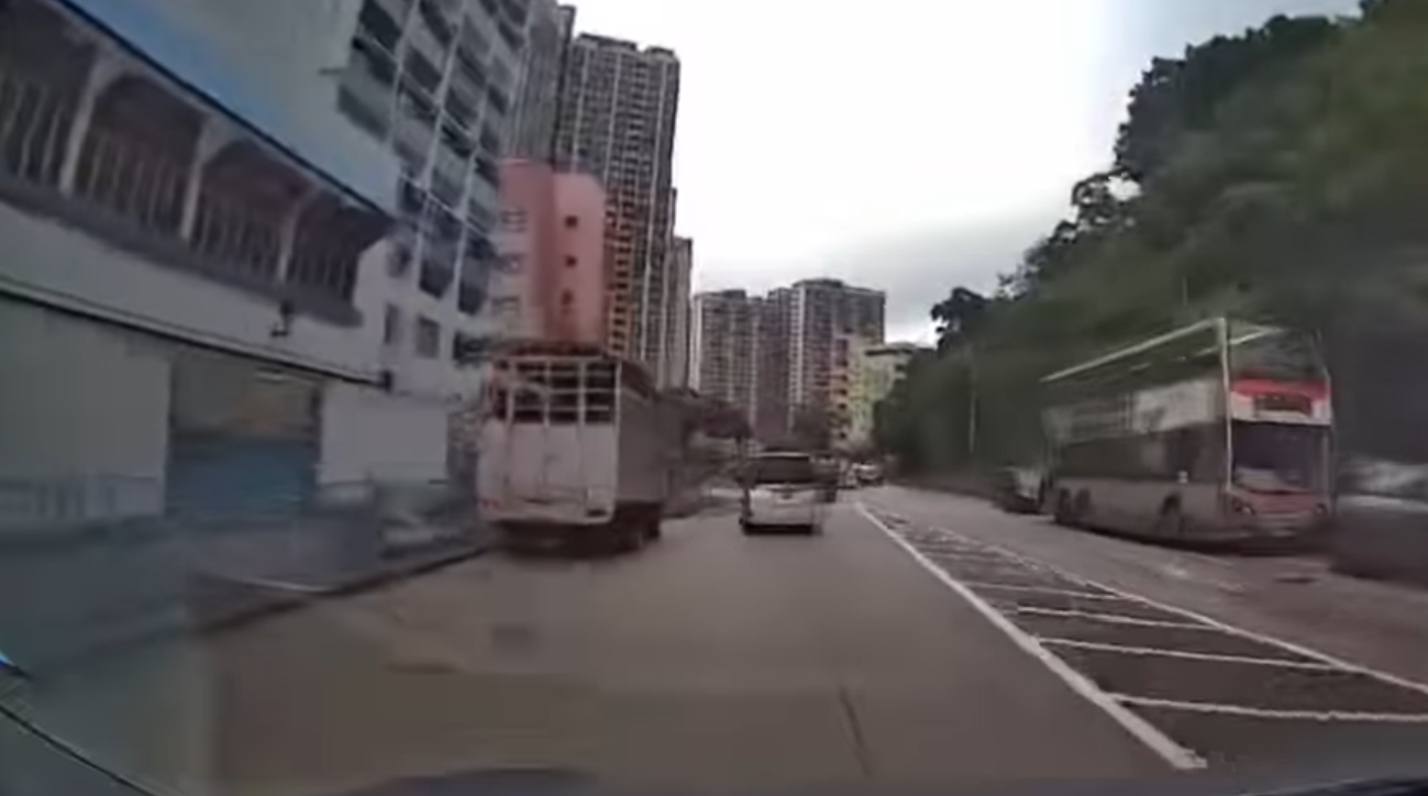 車Cam直擊|私家車極「無品」 專登開車駛水氹濺濕途人(有片)