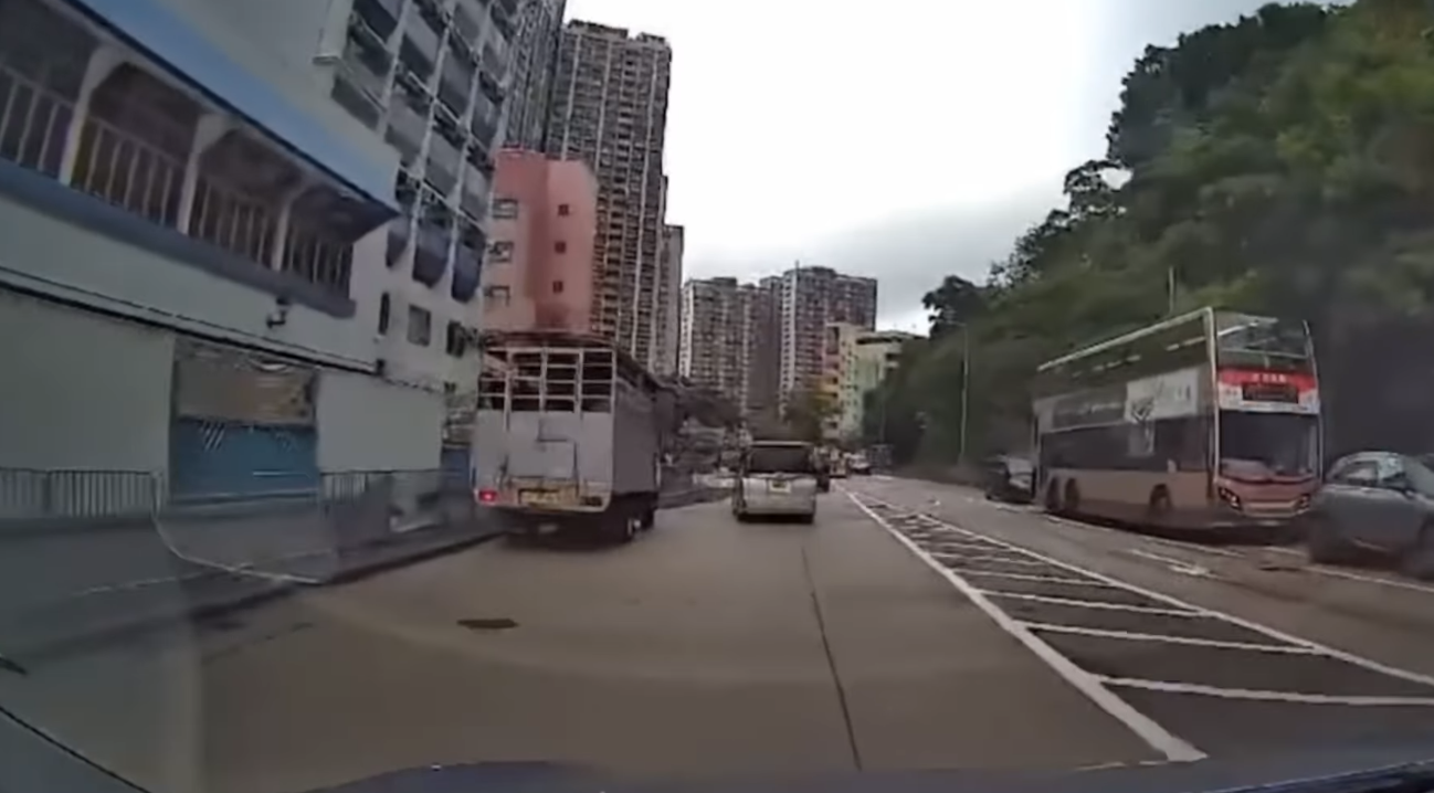 車Cam直擊|私家車極「無品」 專登開車駛水氹濺濕途人(有片)