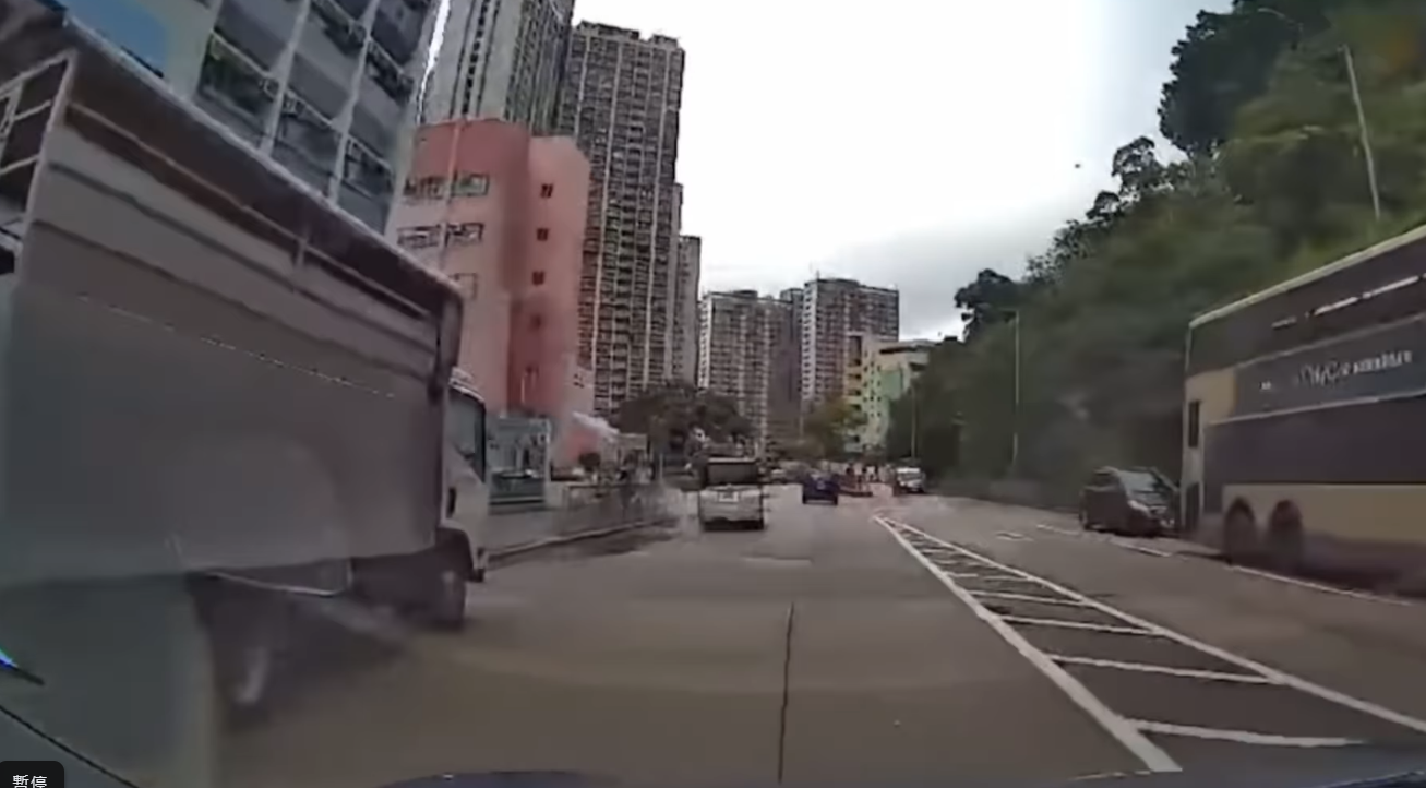 車Cam直擊|私家車極「無品」 專登開車駛水氹濺濕途人(有片)