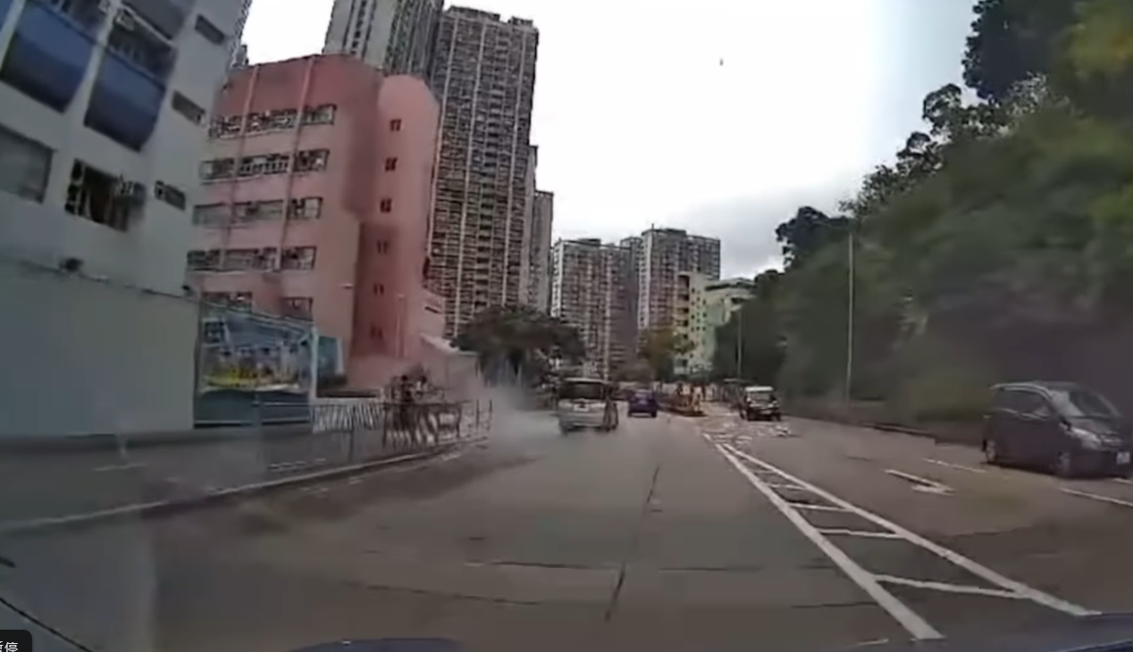 車Cam直擊|私家車極「無品」 專登開車駛水氹濺濕途人(有片)