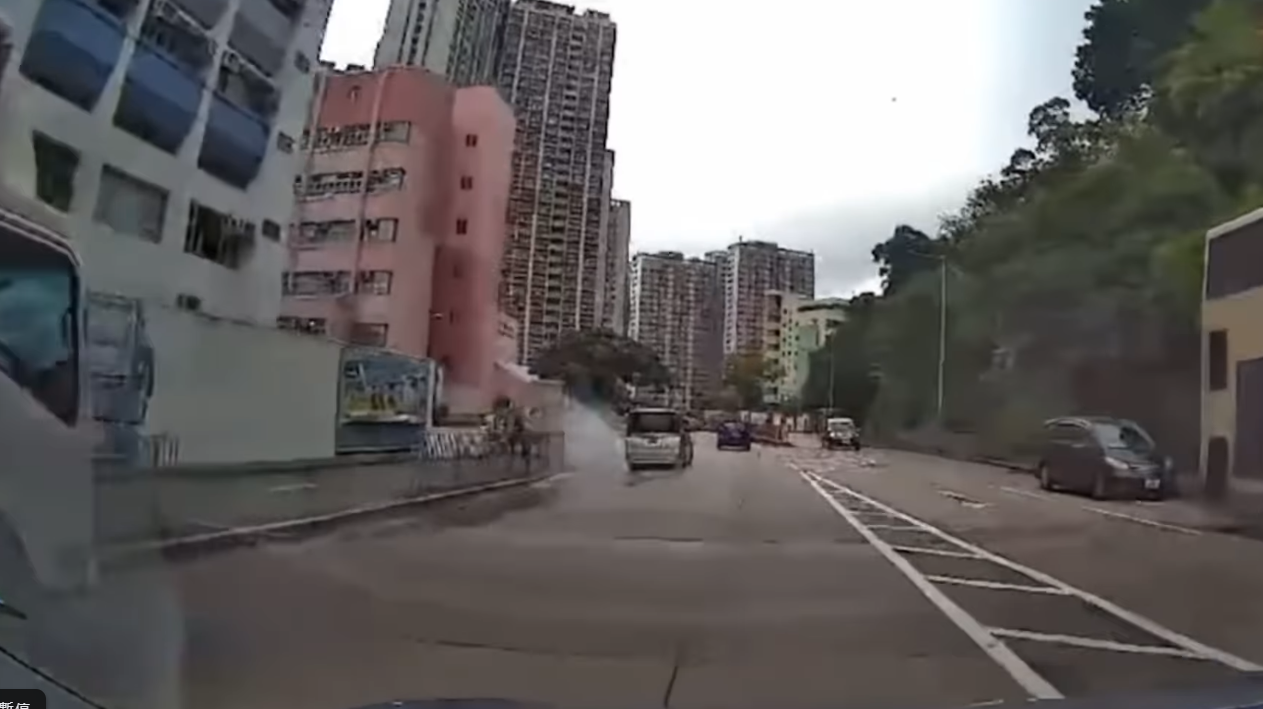 車Cam直擊|私家車極「無品」 專登開車駛水氹濺濕途人(有片)