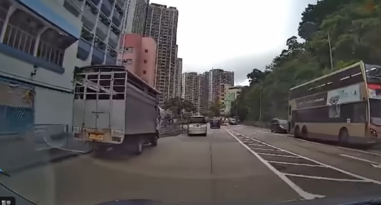 車Cam直擊|私家車極「無品」 專登開車駛水氹濺濕途人(有片)