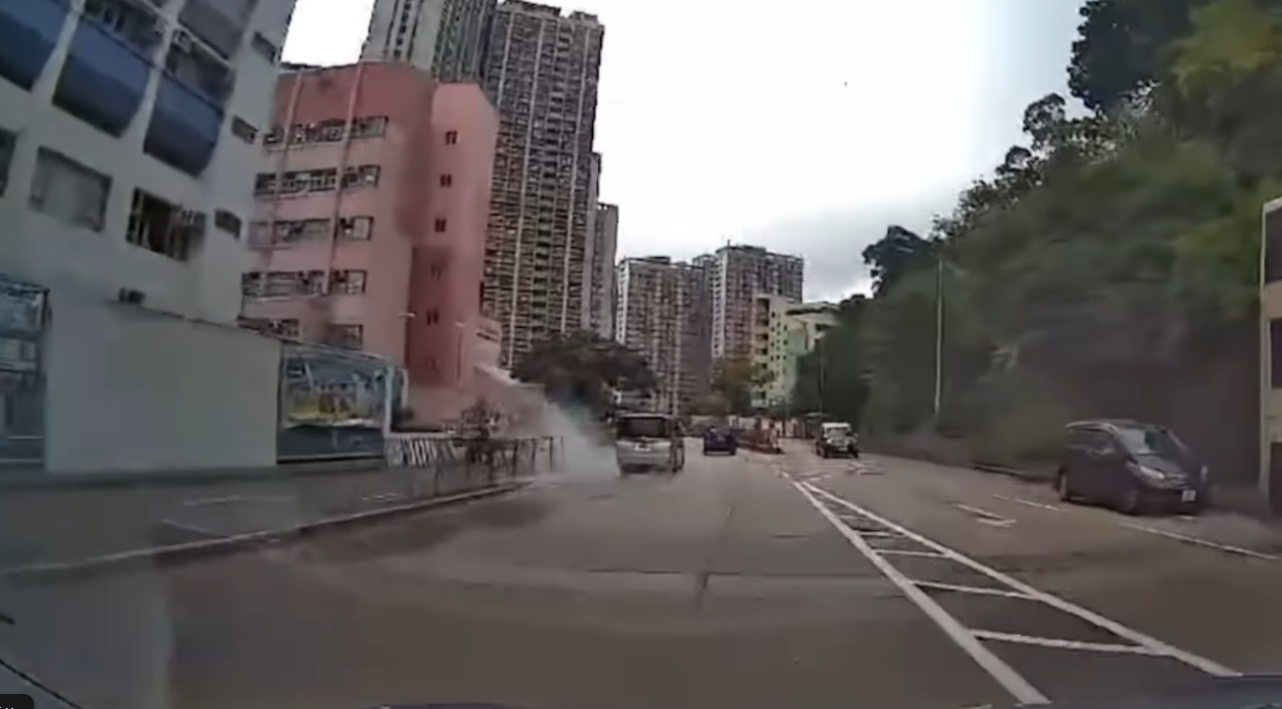 車Cam直擊|私家車極「無品」 專登開車駛水氹濺濕途人(有片)