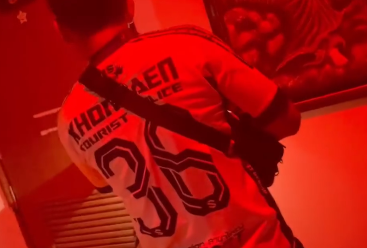 泰國17歲小鮮肉按摩師提供色情服務,標明生殖器大小遭警突擊檢查。(thaiger)