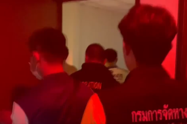 泰國17歲小鮮肉按摩師提供色情服務,標明生殖器大小遭警突擊檢查。(thaiger)