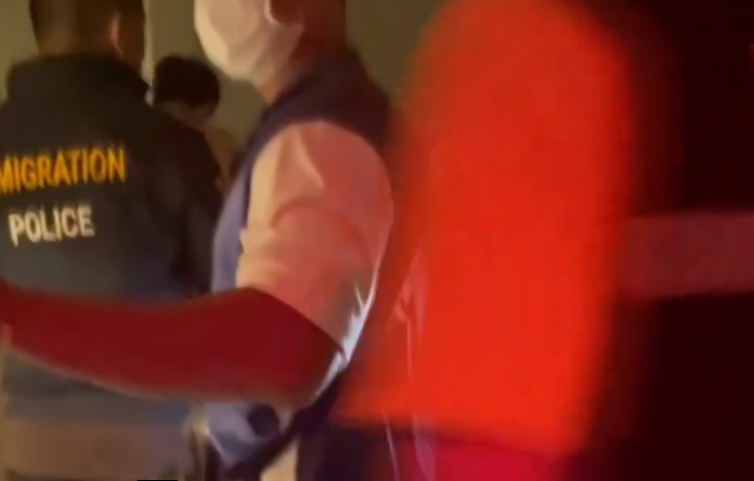 泰國17歲小鮮肉按摩師提供色情服務,標明生殖器大小遭警突擊檢查。(thaiger)