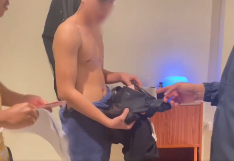 泰國17歲小鮮肉按摩師提供色情服務,標明生殖器大小遭警突擊檢查。(thaiger)