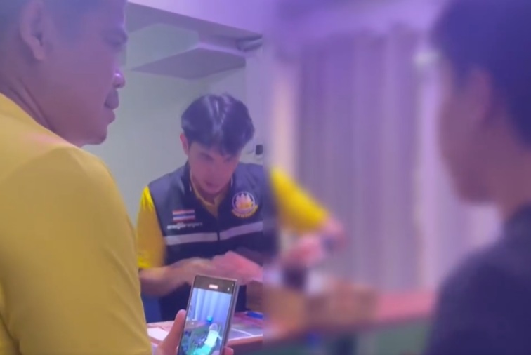 泰國17歲小鮮肉按摩師提供色情服務,標明生殖器大小遭警突擊檢查。(thaiger)