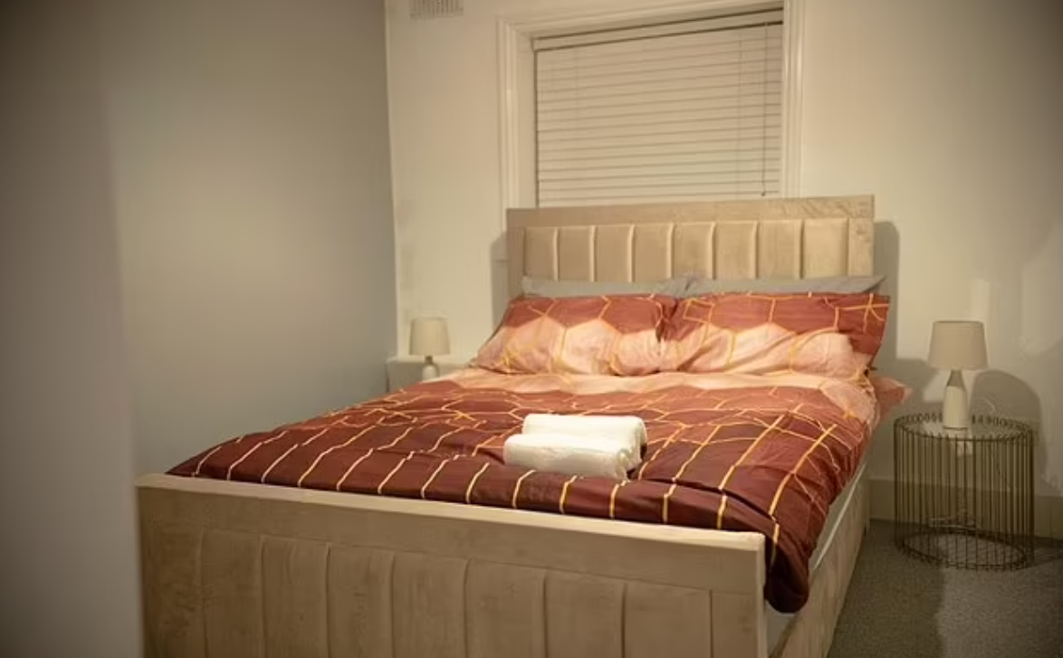 涉事單位的飯廳被租客改造成睡房。(互聯網)