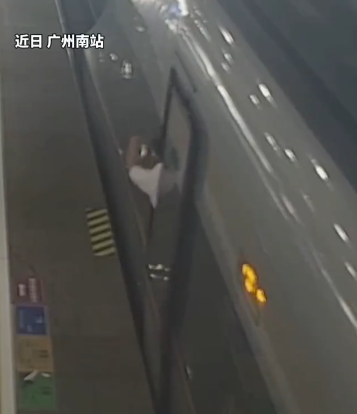 一名前往香港旅遊的男子上月25日在廣州南站站台上,為等家人多次阻擋高鐵列車車門關閉,影響列車正常發車,被罰款1,500元人民幣。
