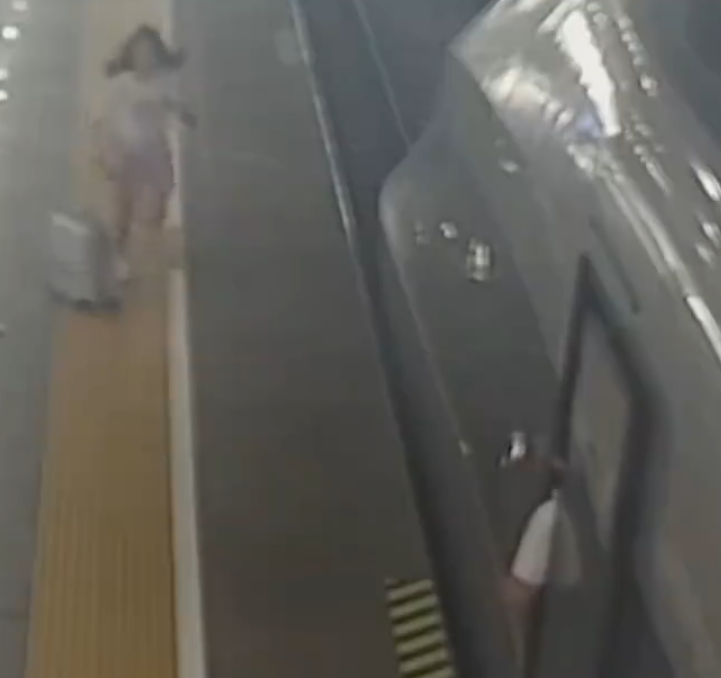 一名前往香港旅遊的男子上月25日在廣州南站站台上,為等家人多次阻擋高鐵列車車門關閉,影響列車正常發車,被罰款1,500元人民幣。