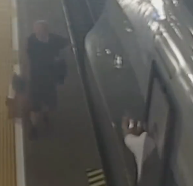 一名前往香港旅遊的男子上月25日在廣州南站站台上,為等家人多次阻擋高鐵列車車門關閉,影響列車正常發車,被罰款1,500元人民幣。