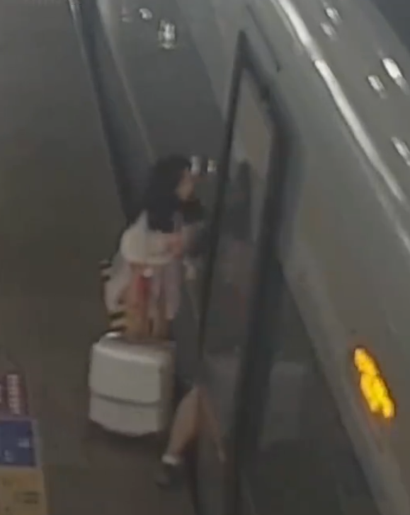 一名前往香港旅遊的男子上月25日在廣州南站站台上,為等家人多次阻擋高鐵列車車門關閉,影響列車正常發車,被罰款1,500元人民幣。