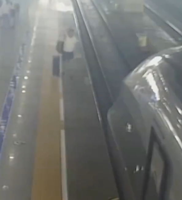 一名前往香港旅遊的男子上月25日在廣州南站站台上,為等家人多次阻擋高鐵列車車門關閉,影響列車正常發車,被罰款1,500元人民幣。