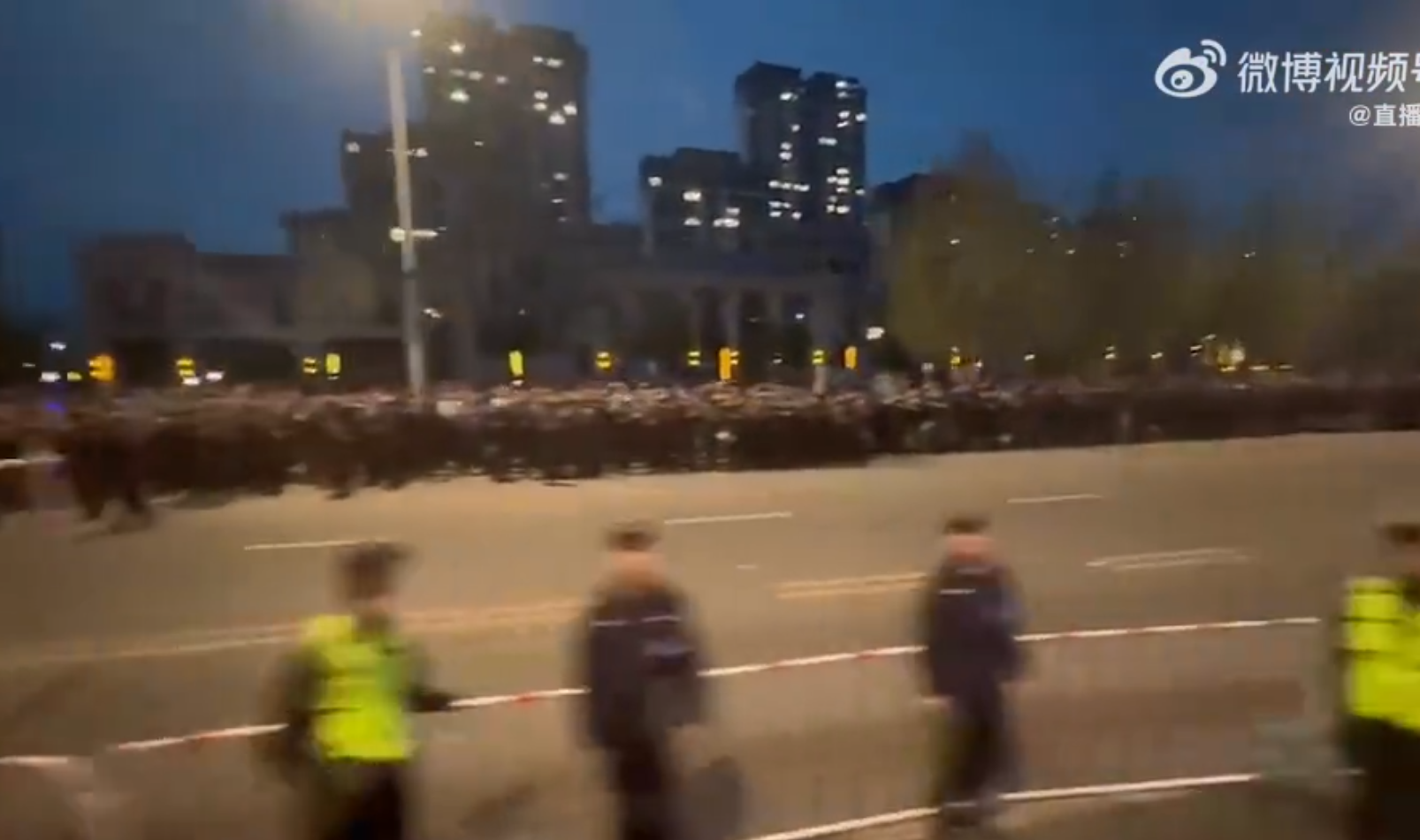 經查證影片來自5月一場中甲聯賽,大連英博主場0:1不敵廣州隊,賽後雙方球員曾爆發大規模衝突,廣州隊賽後一度被困球場90分鐘,及後乘坐大巴離開時,被在球場外等待的大批大連球迷投擲水瓶等雜物(微博影片截圖)