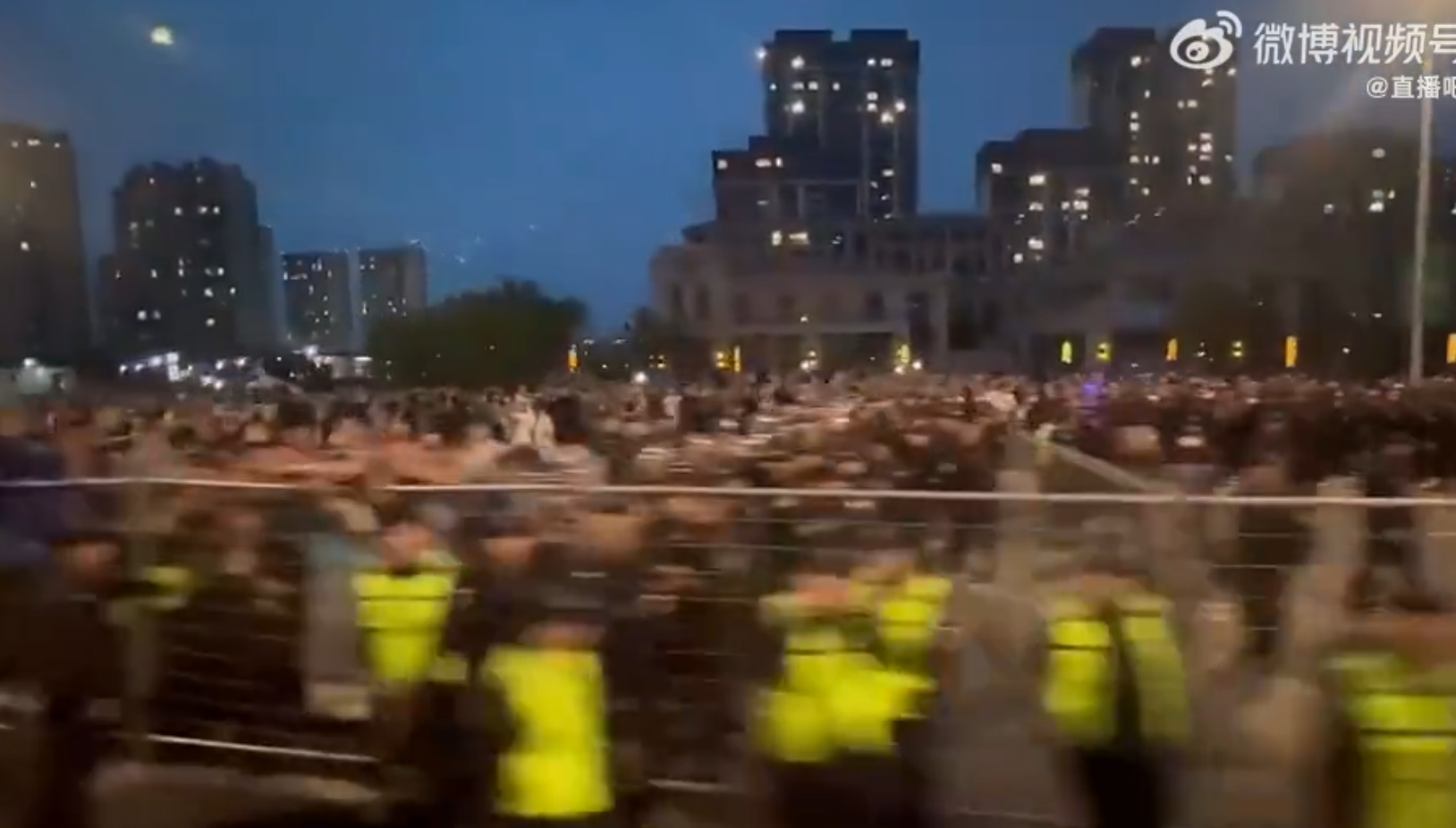 經查證影片來自5月一場中甲聯賽,大連英博主場0:1不敵廣州隊,賽後雙方球員曾爆發大規模衝突,廣州隊賽後一度被困球場90分鐘,及後乘坐大巴離開時,被在球場外等待的大批大連球迷投擲水瓶等雜物(微博影片截圖)