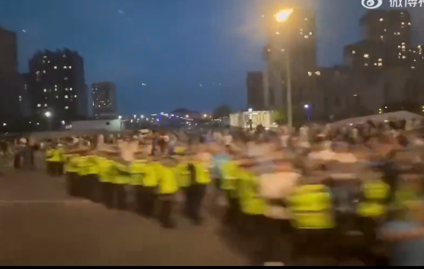 經查證影片來自5月一場中甲聯賽,大連英博主場0:1不敵廣州隊,賽後雙方球員曾爆發大規模衝突,廣州隊賽後一度被困球場90分鐘,及後乘坐大巴離開時,被在球場外等待的大批大連球迷投擲水瓶等雜物(微博影片截圖)