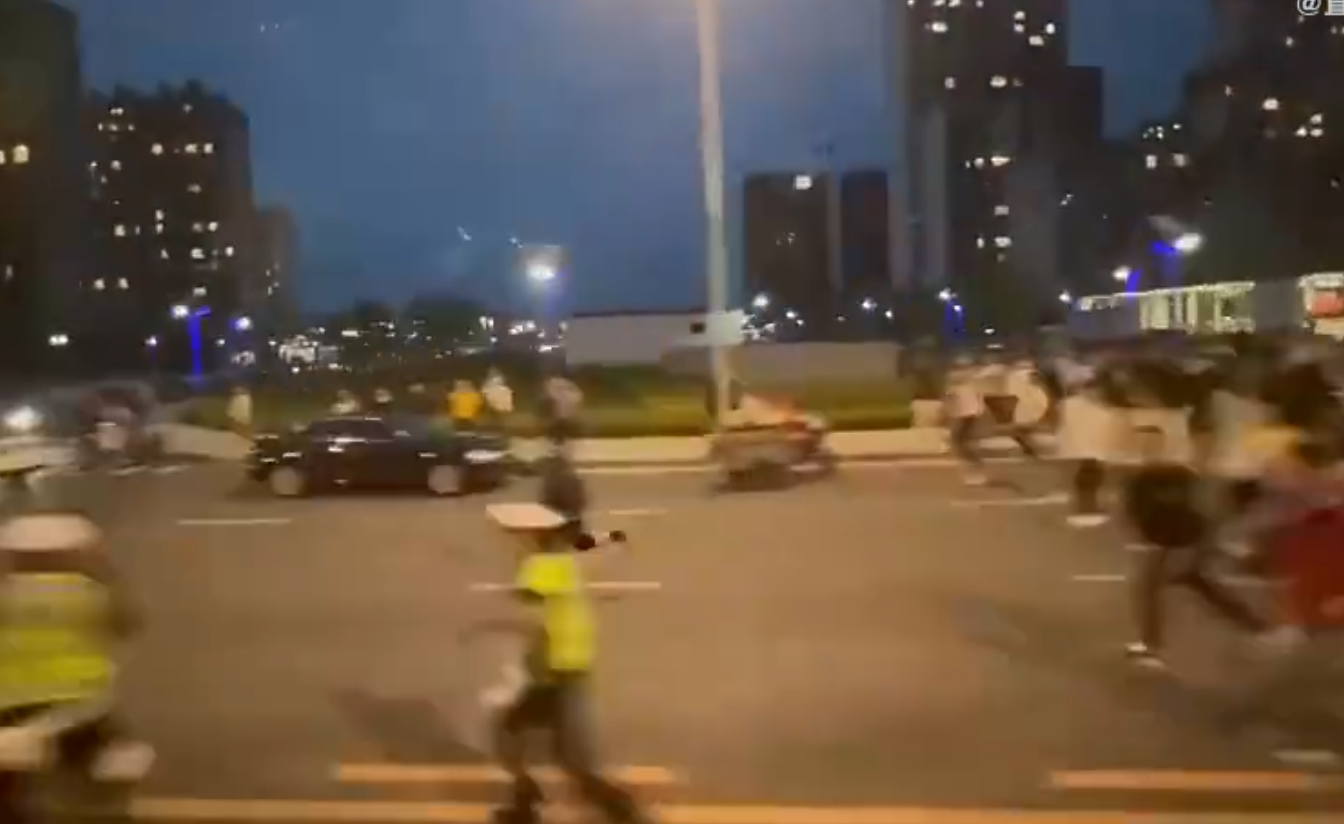 經查證影片來自5月一場中甲聯賽,大連英博主場0:1不敵廣州隊,賽後雙方球員曾爆發大規模衝突,廣州隊賽後一度被困球場90分鐘,及後乘坐大巴離開時,被在球場外等待的大批大連球迷投擲水瓶等雜物(微博影片截圖)