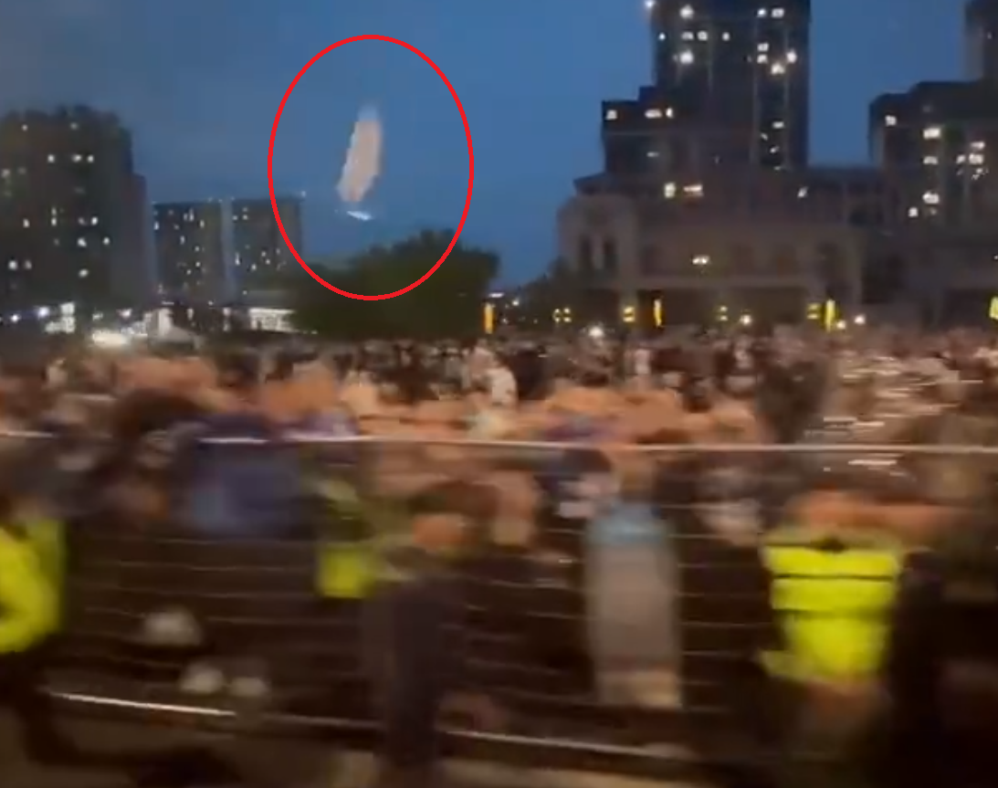 經查證影片來自5月一場中甲聯賽,大連英博主場0:1不敵廣州隊,賽後雙方球員曾爆發大規模衝突,廣州隊賽後一度被困球場90分鐘,及後乘坐大巴離開時,被在球場外等待的大批大連球迷投擲水瓶等雜物(微博影片截圖)