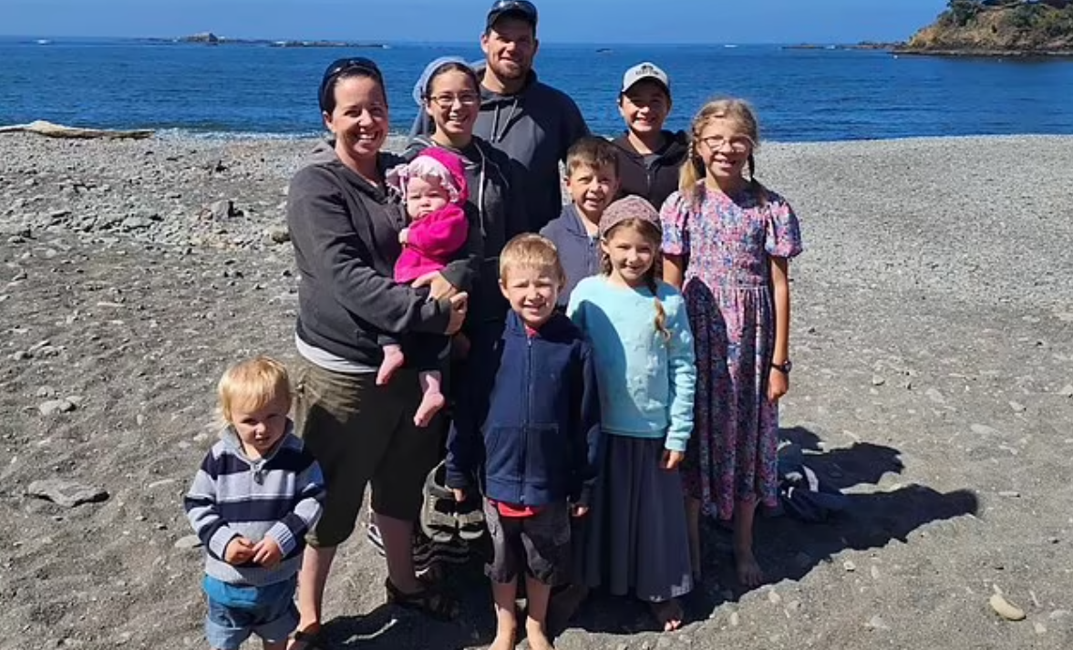 加拿大男子Arend Feinstra以及其妻子和8名子女亦移俄。(互聯網)