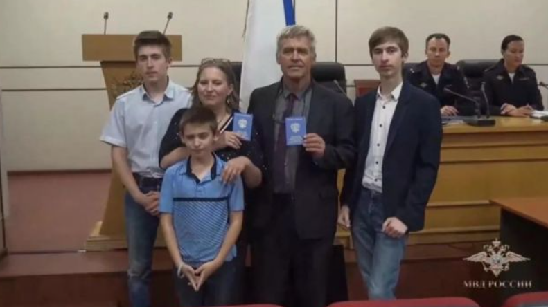 美國人Leo Lionel和Chantel Felice Haer帶同子女移居俄羅斯。(互聯網)