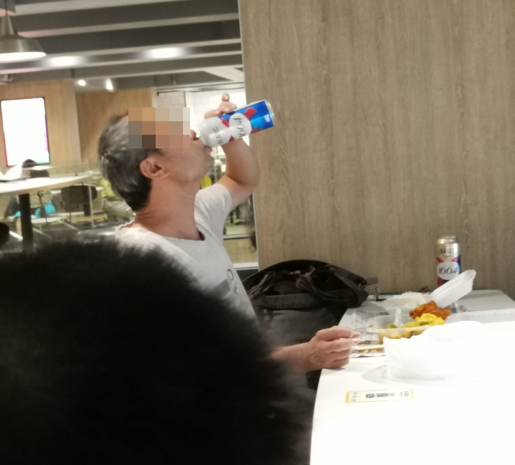 一名網民指在荃灣街市街麥當勞,見到一名中年漢在餐廳內對街位置進食兩餸飯及嘆啤酒。「全港店舖消息(開張/執笠)關注組FB」