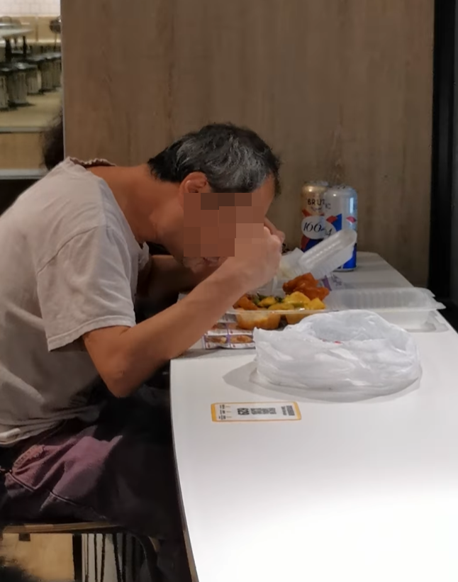 一名網民指在荃灣街市街麥當勞,見到一名中年漢在餐廳內對街位置進食兩餸飯及嘆啤酒。「全港店舖消息(開張/執笠)關注組FB」