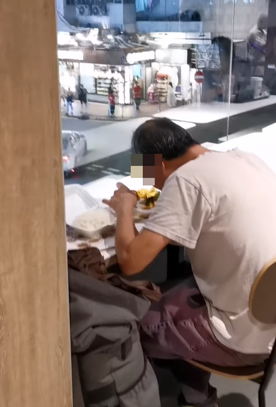 一名網民指在荃灣街市街麥當勞,見到一名中年漢在餐廳內對街位置進食兩餸飯及嘆啤酒。「全港店舖消息(開張/執笠)關注組FB」
