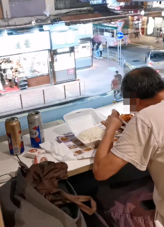 一名網民指在荃灣街市街麥當勞,見到一名中年漢在餐廳內對街位置進食兩餸飯及嘆啤酒。「全港店舖消息(開張/執笠)關注組FB」