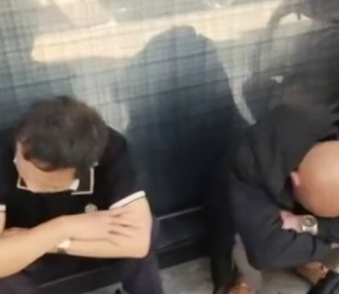 有內地團團友在路邊嘔吐,多人不適,坐在路邊休息(now新聞台畫面)