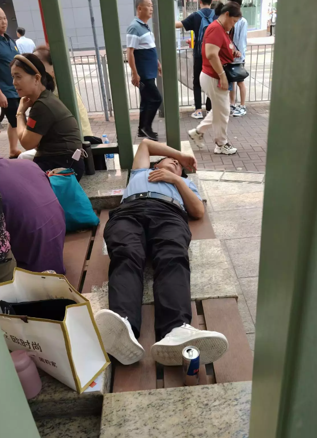 有內地團團友在路邊嘔吐,多人不適