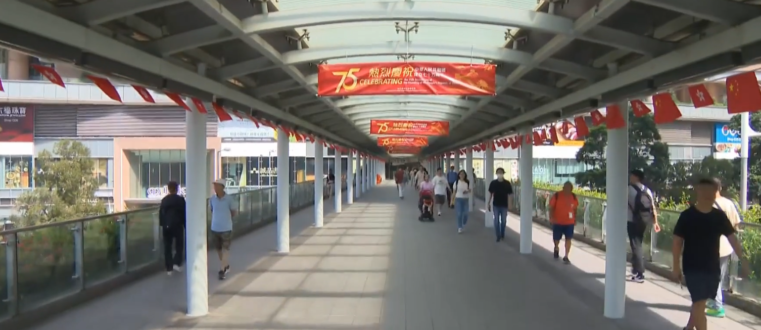 市民發現在新蒲崗橫跨太子道東、連接Mikiki商場的行人天橋上,所掛國旗和區旗在上周颱風摩羯吹襲後不少出現破損,路政署回覆傳媒稱已經完成更換。(有線新聞畫面)