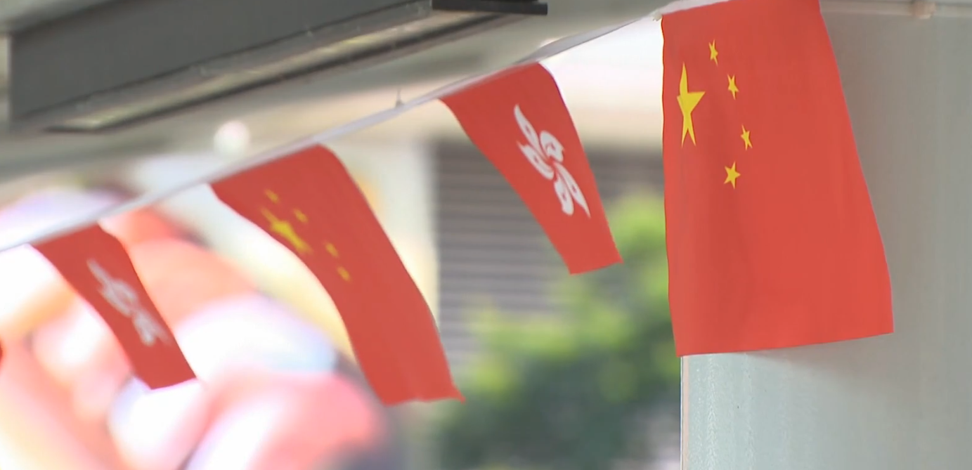 市民發現在新蒲崗橫跨太子道東、連接Mikiki商場的行人天橋上,所掛國旗和區旗在上周颱風摩羯吹襲後不少出現破損,路政署回覆傳媒稱已經完成更換。(有線新聞畫面)