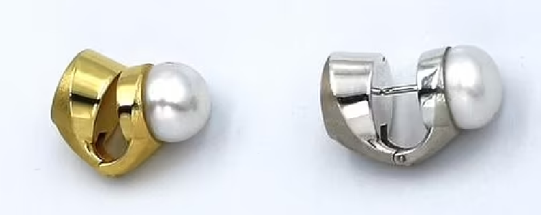 有陰謀論指賀錦麗戴的是NOVA的「智能耳環」。(互聯網)