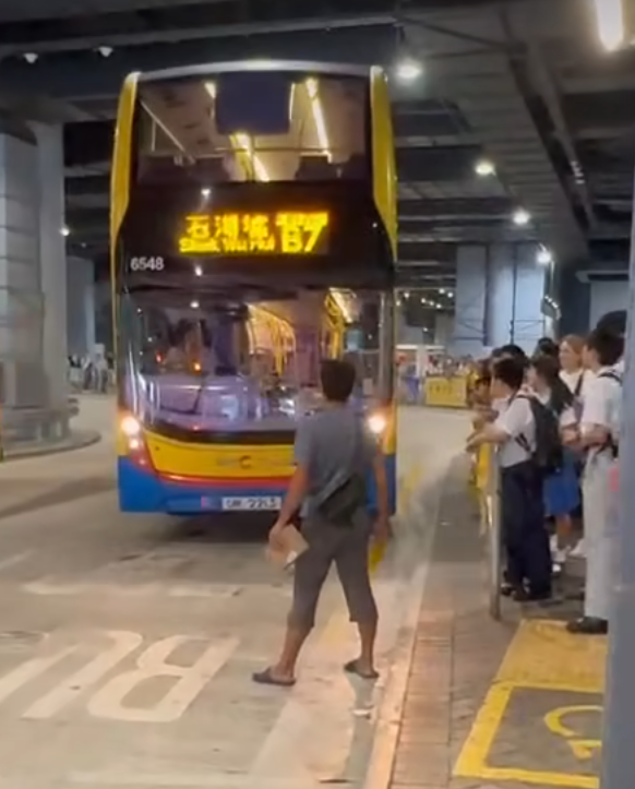 香園圍邊境管制站公共運輸交匯處一名中年男子疑不滿等待巴士太久,當城巴抵達站頭後竟腳踢車門洩憤。 facebook群組「香港交通及突發事故報料區」