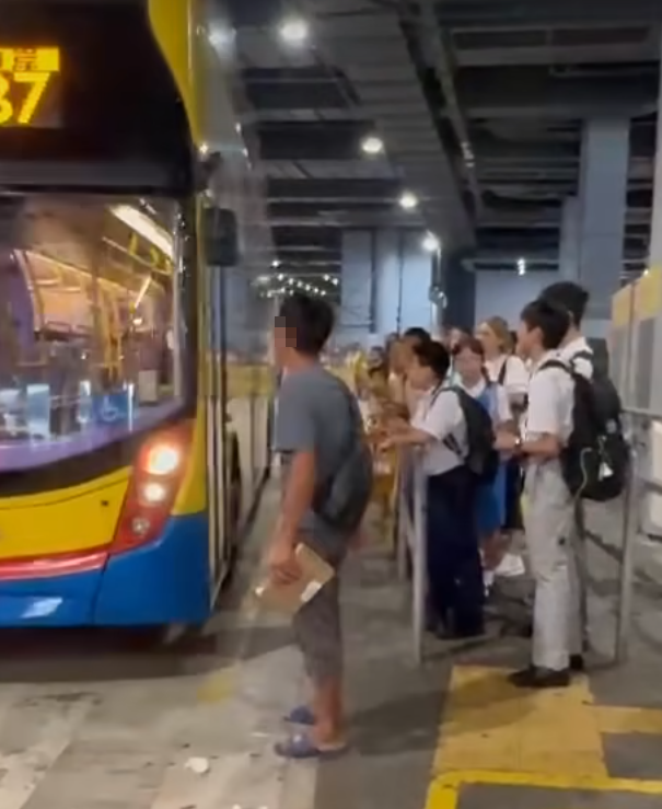 香園圍邊境管制站公共運輸交匯處一名中年男子疑不滿等待巴士太久,當城巴抵達站頭後竟腳踢車門洩憤。 facebook群組「香港交通及突發事故報料區」