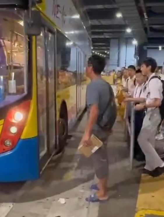 香園圍邊境管制站公共運輸交匯處一名中年男子疑不滿等待巴士太久,當城巴抵達站頭後竟腳踢車門洩憤。 facebook群組「香港交通及突發事故報料區」