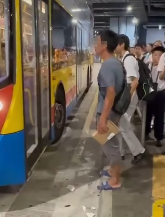 香園圍邊境管制站公共運輸交匯處一名中年男子疑不滿等待巴士太久,當城巴抵達站頭後竟腳踢車門洩憤。 facebook群組「香港交通及突發事故報料區」