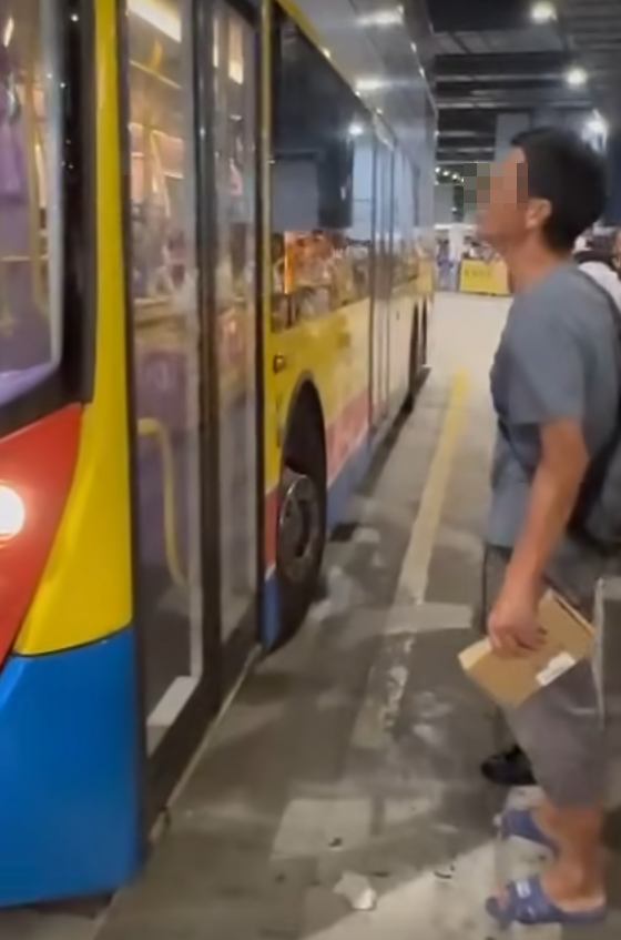 香園圍邊境管制站公共運輸交匯處一名中年男子疑不滿等待巴士太久,當城巴抵達站頭後竟腳踢車門洩憤。 facebook群組「香港交通及突發事故報料區」