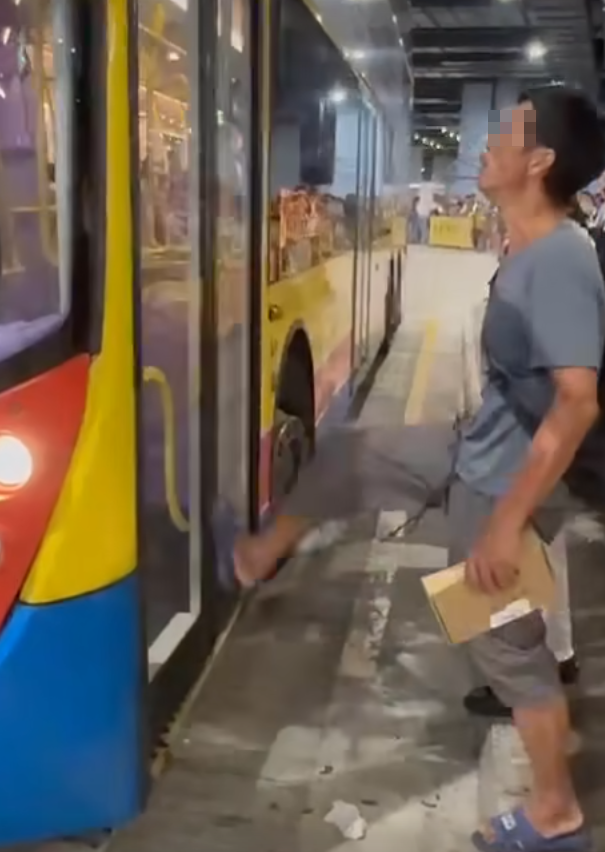 香園圍邊境管制站公共運輸交匯處一名中年男子疑不滿等待巴士太久,當城巴抵達站頭後竟腳踢車門洩憤。 facebook群組「香港交通及突發事故報料區」