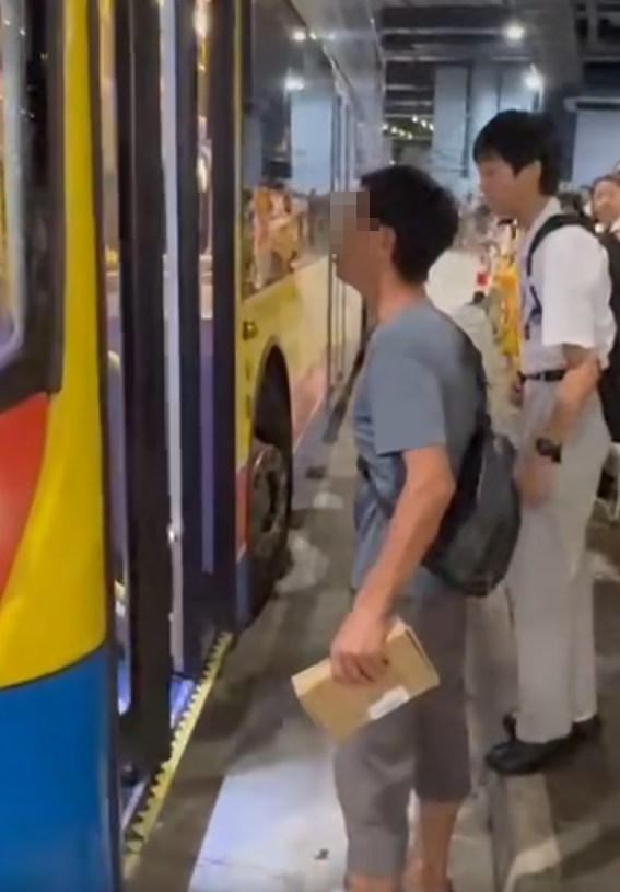 香園圍邊境管制站公共運輸交匯處一名中年男子疑不滿等待巴士太久,當城巴抵達站頭後竟腳踢車門洩憤。 facebook群組「香港交通及突發事故報料區」