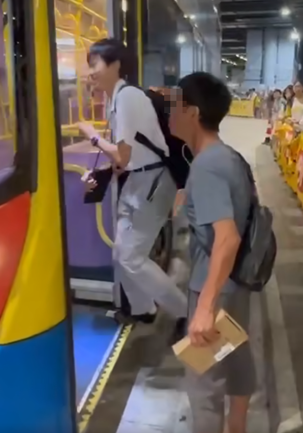 香園圍邊境管制站公共運輸交匯處一名中年男子疑不滿等待巴士太久,當城巴抵達站頭後竟腳踢車門洩憤。 facebook群組「香港交通及突發事故報料區」