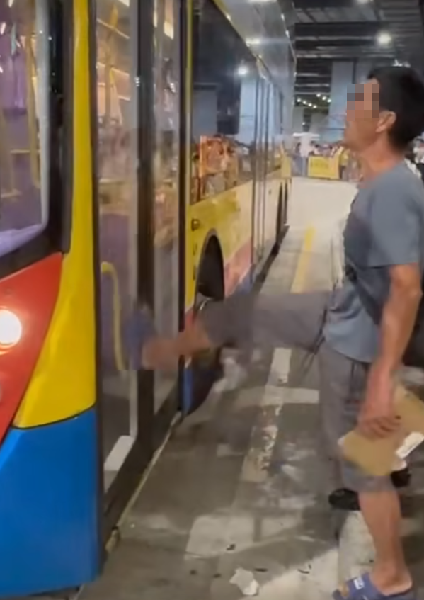 香園圍邊境管制站公共運輸交匯處一名中年男子疑不滿等待巴士太久,當城巴抵達站頭後竟腳踢車門洩憤。 facebook群組「香港交通及突發事故報料區」