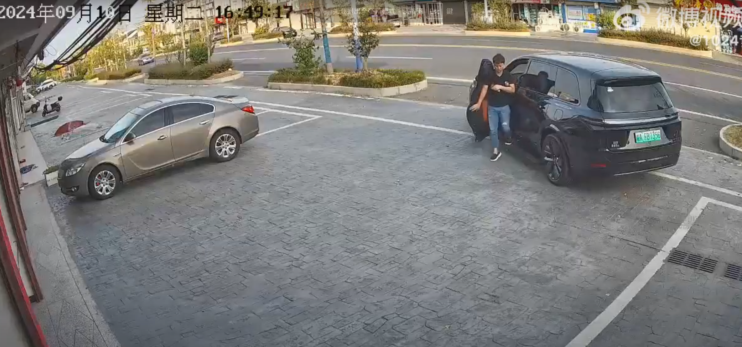 一輛「理想」L9智能電動車在司機下車後啓動自動泊車功能,惟來回連續4次都未能泊進停車格,及後車輛竟開回馬路中央,險釀車禍。幸車主及時發現,從室內跑出坐回司機位操控