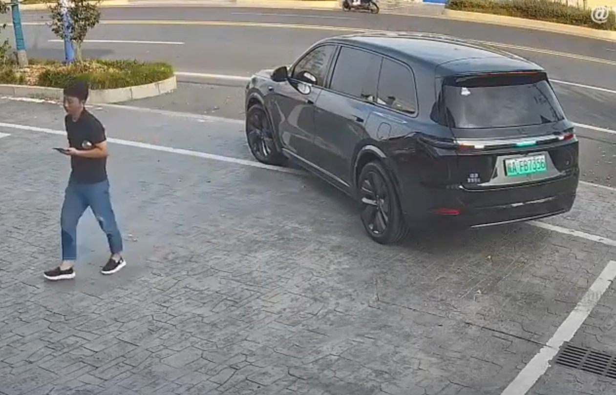 一輛「理想」L9智能電動車在司機下車後啓動自動泊車功能,惟來回連續4次都未能泊進停車格,及後車輛竟開回馬路中央,險釀車禍。幸車主及時發現,從室內跑出坐回司機位操控