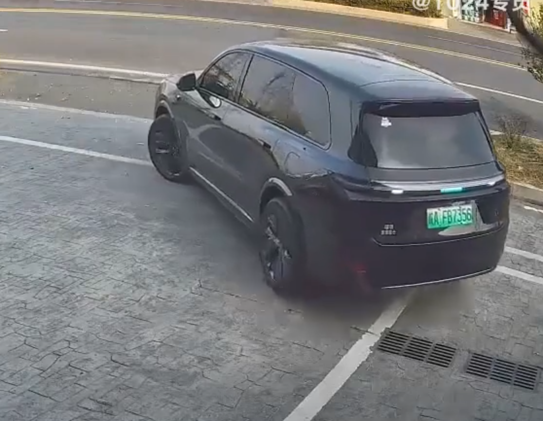 一輛「理想」L9智能電動車在司機下車後啓動自動泊車功能,惟來回連續4次都未能泊進停車格,及後車輛竟開回馬路中央,險釀車禍。幸車主及時發現,從室內跑出坐回司機位操控