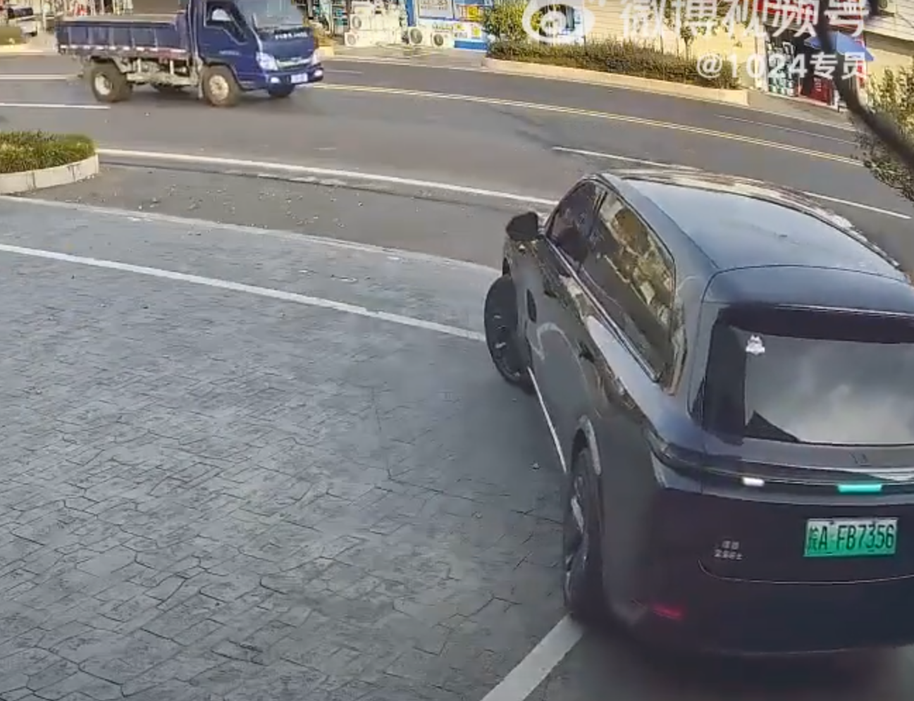 一輛「理想」L9智能電動車在司機下車後啓動自動泊車功能,惟來回連續4次都未能泊進停車格,及後車輛竟開回馬路中央,險釀車禍。幸車主及時發現,從室內跑出坐回司機位操控