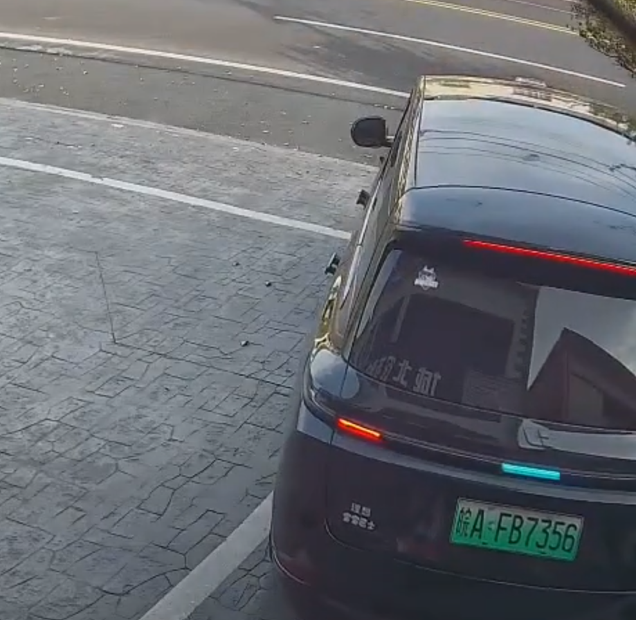 一輛「理想」L9智能電動車在司機下車後啓動自動泊車功能,惟來回連續4次都未能泊進停車格,及後車輛竟開回馬路中央,險釀車禍。幸車主及時發現,從室內跑出坐回司機位操控