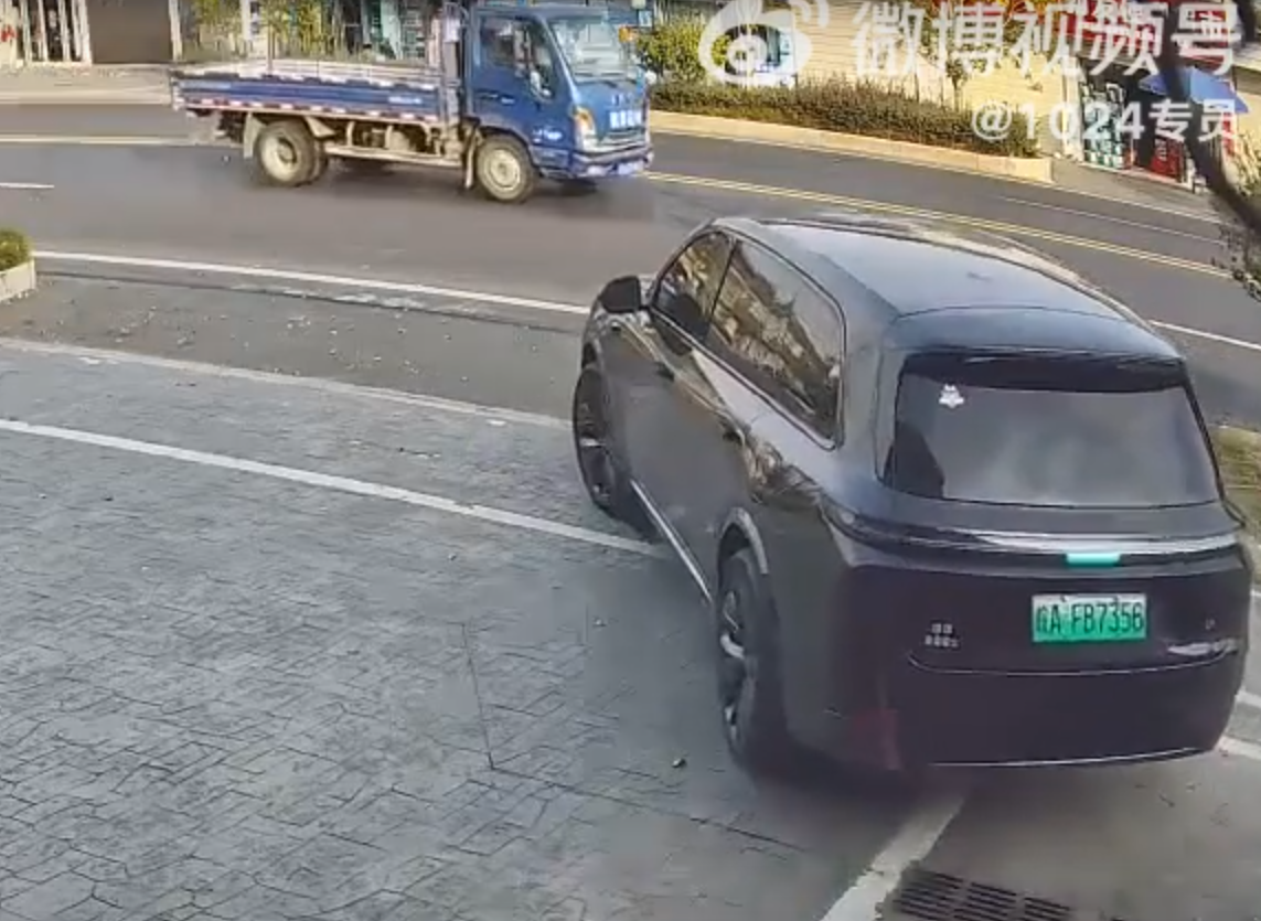 一輛「理想」L9智能電動車在司機下車後啓動自動泊車功能,惟來回連續4次都未能泊進停車格,及後車輛竟開回馬路中央,險釀車禍。幸車主及時發現,從室內跑出坐回司機位操控