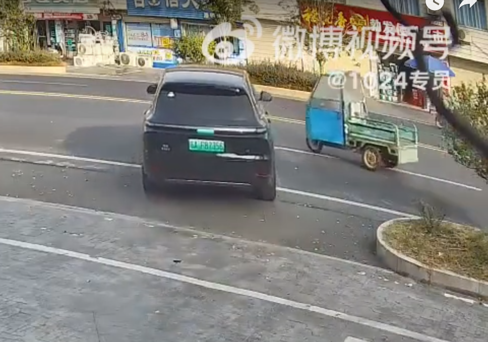 一輛「理想」L9智能電動車在司機下車後啓動自動泊車功能,惟來回連續4次都未能泊進停車格,及後車輛竟開回馬路中央,險釀車禍。幸車主及時發現,從室內跑出坐回司機位操控